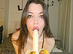 camgirl xxxhotpinixxx sucking on a banana